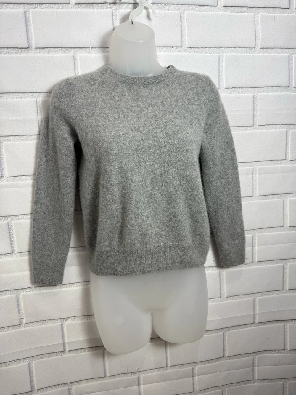 Quince 100% Mongolian Cashmere Crewneck Sweater Gray Size M Soft Luxury Knit